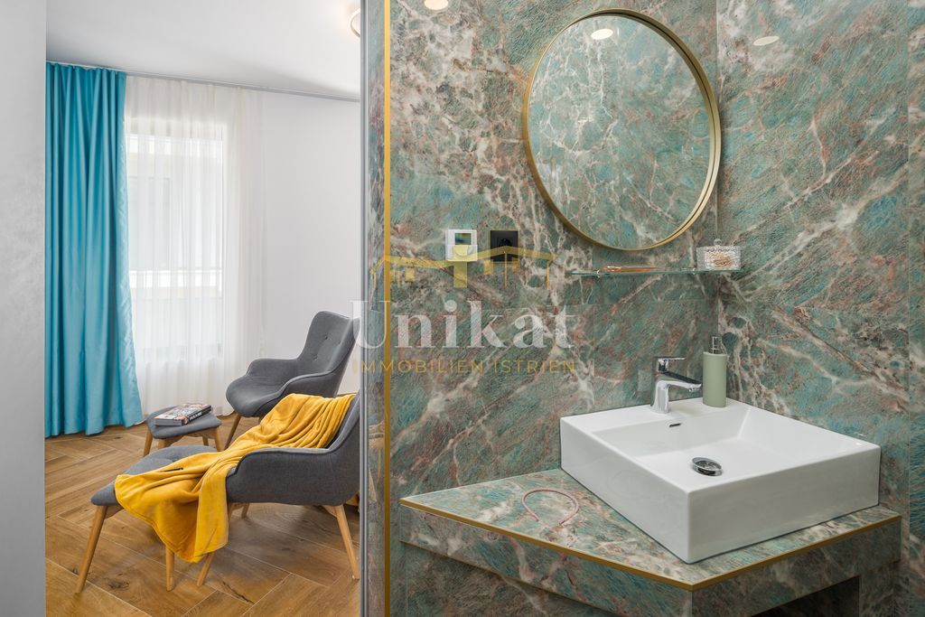 Nova moderna vila samo 400 metrov od morja